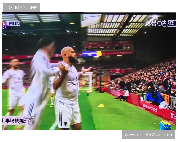 曼联后卫指挥防线瞬间体现战术协同 曼联后卫指挥防线瞬间体现战术协同